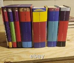 Coffret complet de livres Harry Potter Bloomsbury, toutes les éditions reliées avec jaquette au Royaume-Uni, première édition, 1-4 dans une boîte et 5-7