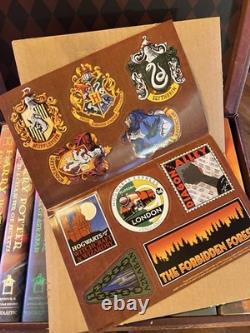 Coffret en carton rigide complet de 7 livres Harry Potter + autocollants
