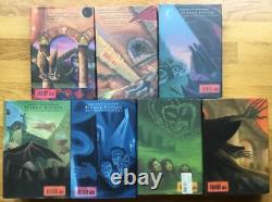 Ensemble COMPLET de 7 Reliures Rigides avec Jaquette de Harry Potter par J K Rowling Première Édition
