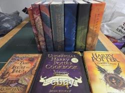 Ensemble complet de livres Harry Potter en couverture rigide 1-7 1ère édition + 3 livres supplémentaires + 2 bannières