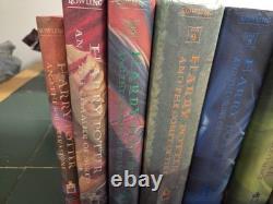 Ensemble complet de livres Harry Potter en couverture rigide 1-7 1ère édition + 3 livres supplémentaires + 2 bannières