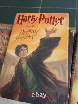 Ensemble complet de livres Harry Potter en couverture rigide 1-7 1ère édition + 3 livres supplémentaires + 2 bannières