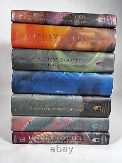 Ensemble complet de livres reliés Harry Potter 1-7 avec jaquettes.