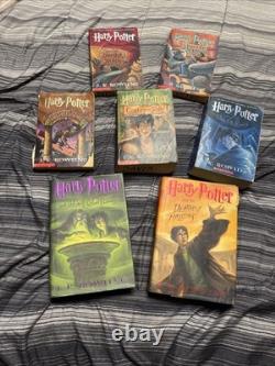 Ensemble complet des livres Harry Potter 1 à 7. L’ensemble est en très bon état.