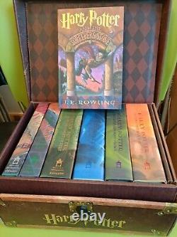 Ensemble complet des premières éditions américaines en dur de Harry Potter avec autocollants et boîte avec corde