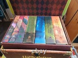 Ensemble complet des premières éditions américaines en dur de Harry Potter avec autocollants et boîte avec corde