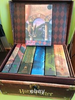 Ensemble complet des premières éditions américaines en dur de Harry Potter avec autocollants et boîte avec corde