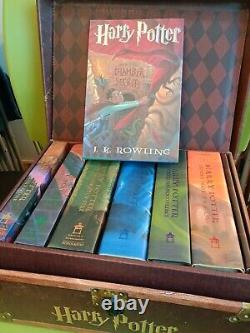 Ensemble complet des premières éditions américaines en dur de Harry Potter avec autocollants et boîte avec corde