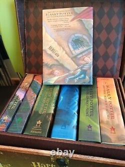 Ensemble complet des premières éditions américaines en dur de Harry Potter avec autocollants et boîte avec corde