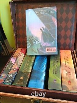 Ensemble complet des premières éditions américaines en dur de Harry Potter avec autocollants et boîte avec corde