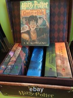 Ensemble complet des premières éditions américaines en dur de Harry Potter avec autocollants et boîte avec corde