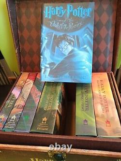 Ensemble complet des premières éditions américaines en dur de Harry Potter avec autocollants et boîte avec corde