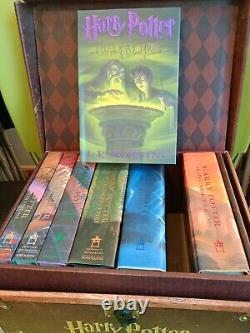 Ensemble complet des premières éditions américaines en dur de Harry Potter avec autocollants et boîte avec corde