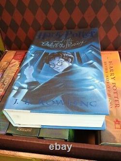 Ensemble complet des premières éditions américaines en dur de Harry Potter avec autocollants et boîte avec corde