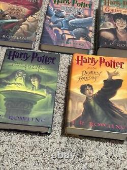 Ensemble de livres Harry Potter en édition reliée, ensemble complet 1-7 de J.K. Rowling en très bon état de conservation