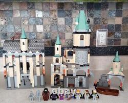 LEGO 2001 Harry Potter 4709 Château de Poudlard Ensemble Presque Complet (2 Pièces Manquantes)