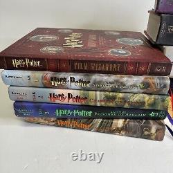 La série complète des livres Harry Potter en version reliée 1-7, illustrée par les volumes 1-4. À LIRE.