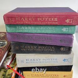 La série complète des livres Harry Potter en version reliée 1-7, illustrée par les volumes 1-4. À LIRE.